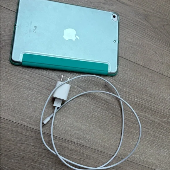 Apple iPad Mini 4 with charger and green folio case included. - Picture 4 of 5